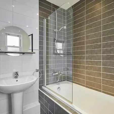 Lovely Four Poster Hypnos Bed Gf Apt Bishy Rd Area *